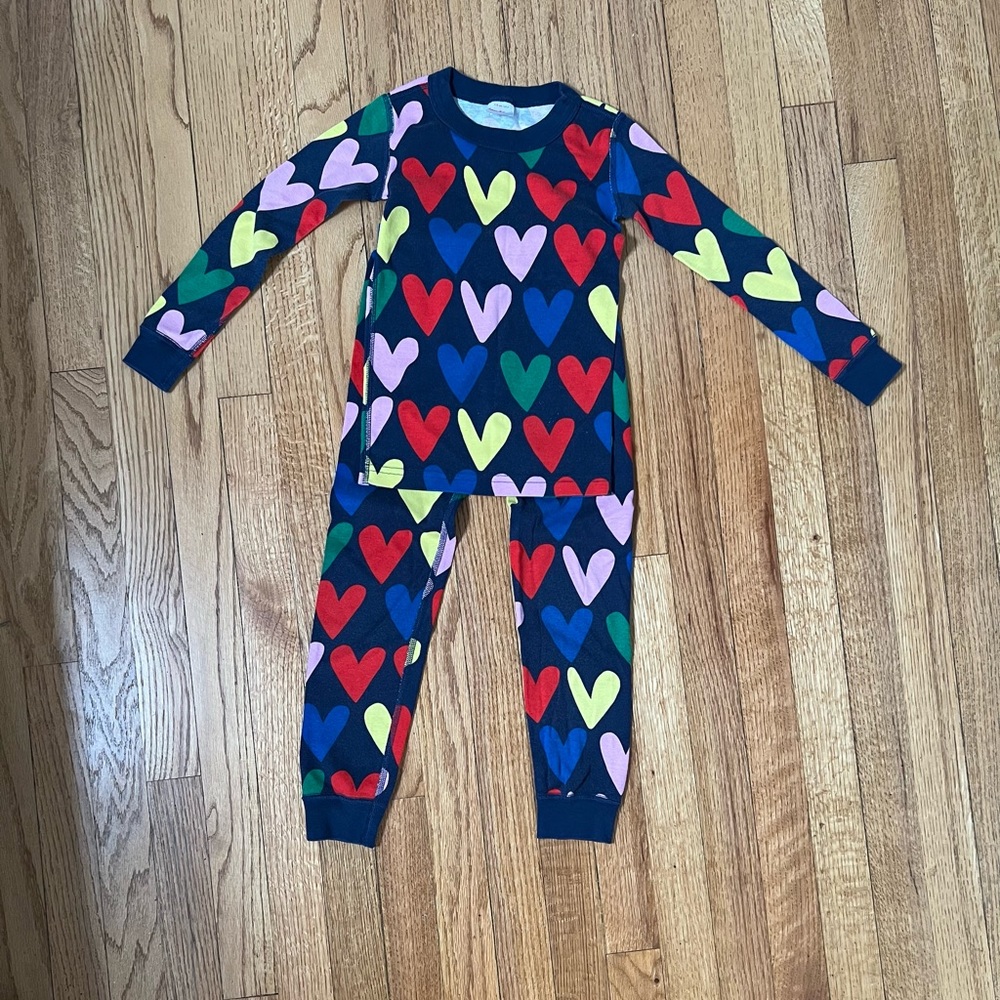 Hanna Andersson multicolor hearts two piece pajamas, size 5.